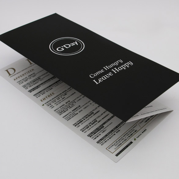 風琴摺彩色餐牌包含兩條壓線，黑色封面白色內頁，多款菜式整齊並列