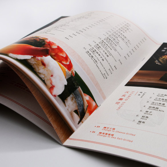 於香港印刷公司訂製的彩色直身餐牌書刊， 騎馬釘裝，西式揭頁方式方便閱讀。