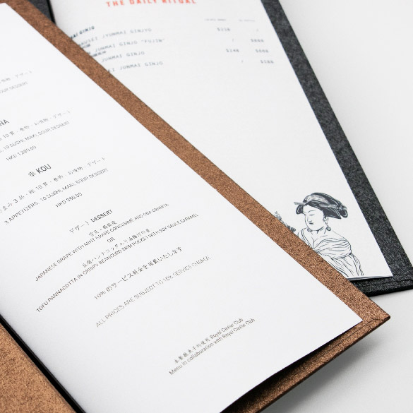 銅色高級具質感的精裝餐牌，封面以浮雕後加工印上仿毛筆字的日式餐廳店名，極具質感。